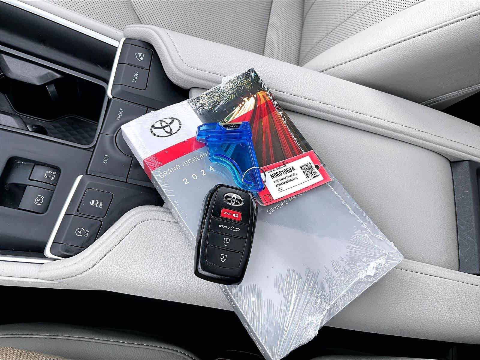 Used 2024 Toyota Grand Highlander Limited AWD/4WD image 32