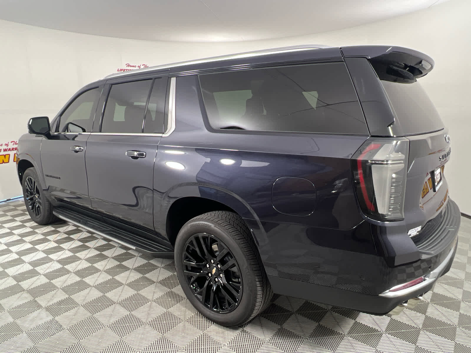 Used 2025 Chevrolet Suburban High Country AWD/4WD image 3