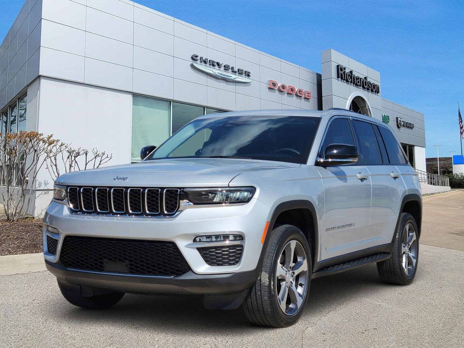 Used 2023 Jeep Grand Cherokee Limited AWD/4WD image 2