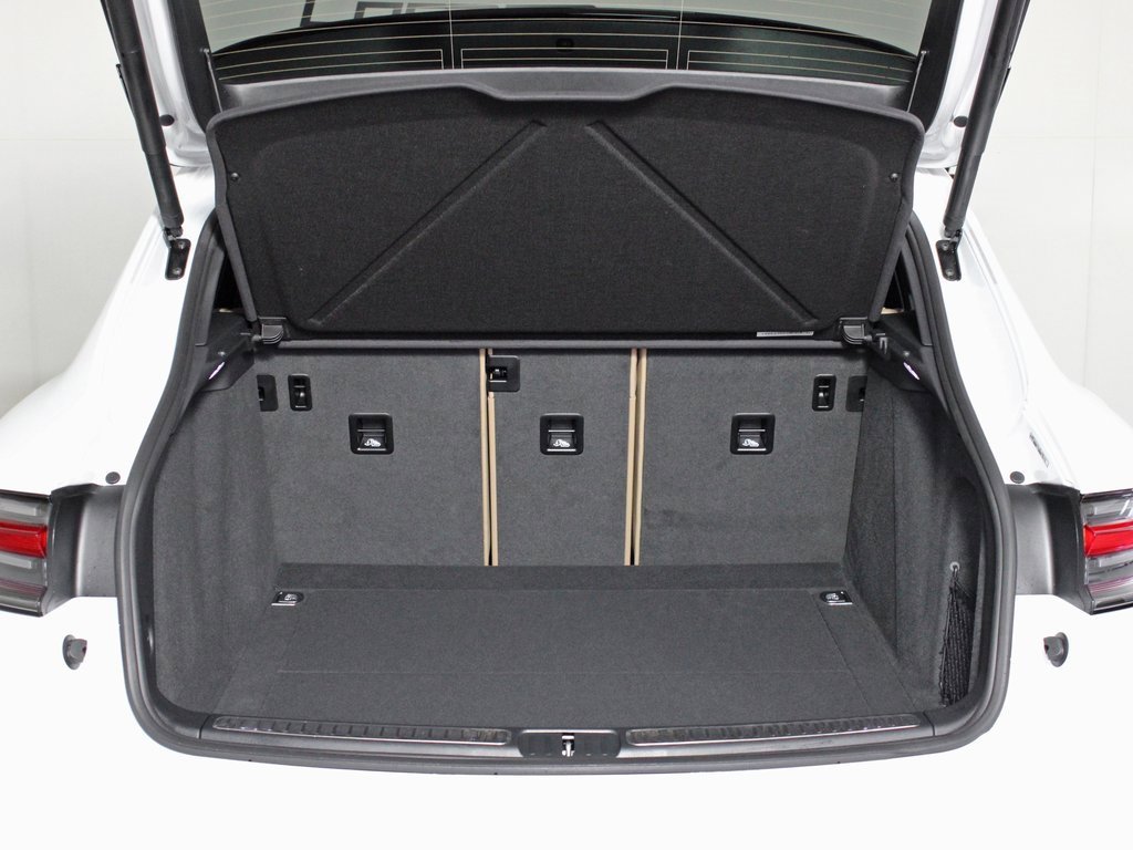 Certified 2025 Porsche Macan image 13
