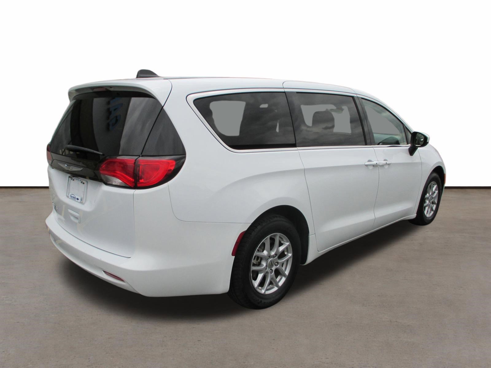 Used 2022 Chrysler Voyager LX FWD image 3