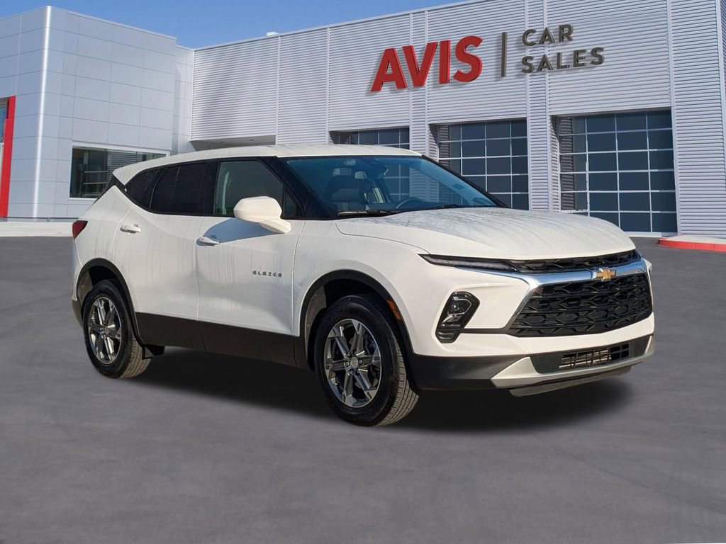 Used 2025 Chevrolet Blazer LT image 3