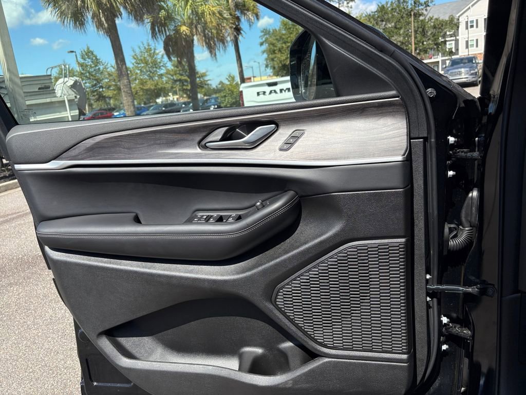 New 2025 Jeep Grand Cherokee Limited image 14