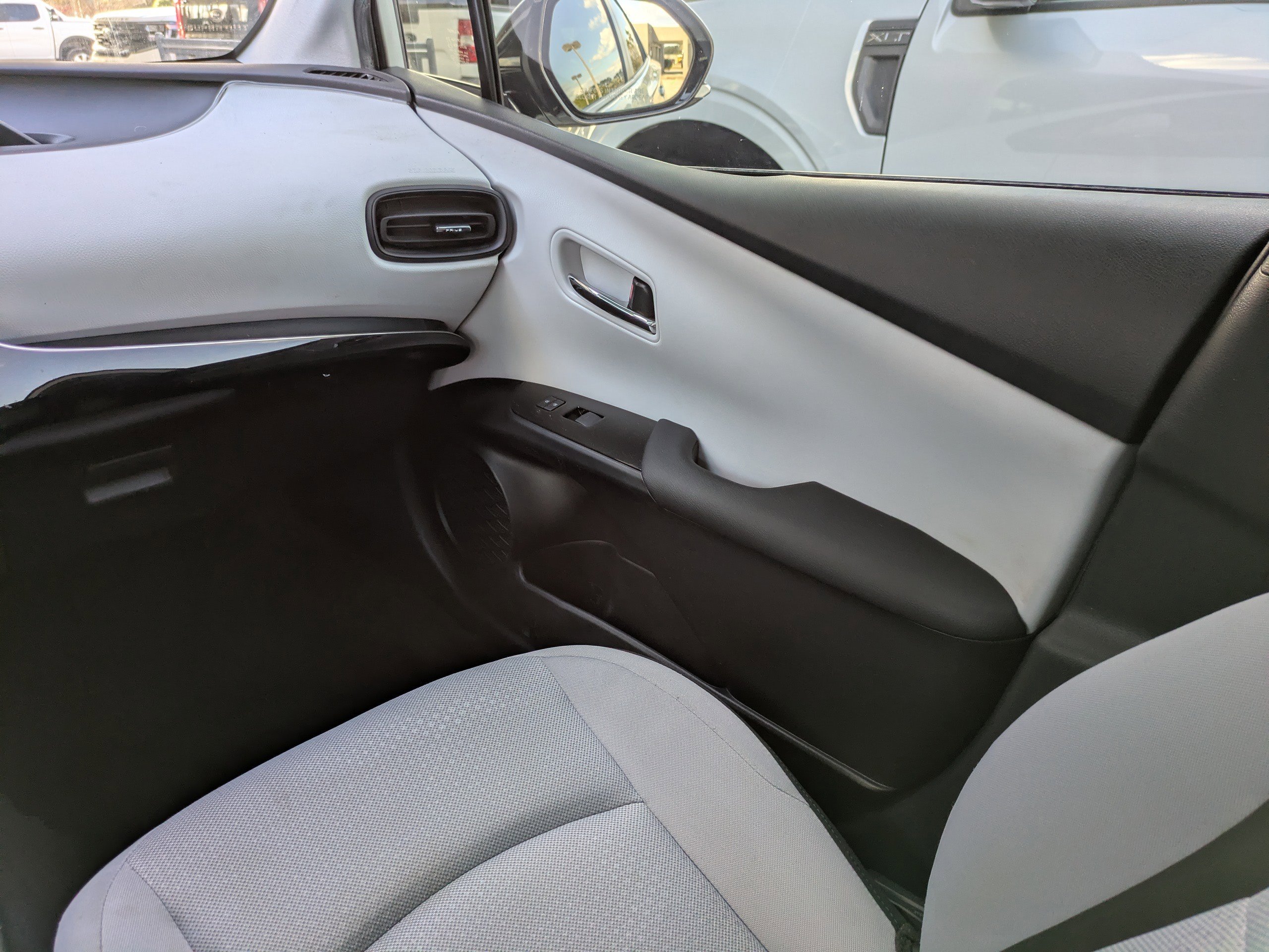 Used 2020 Toyota Prius LE image 18