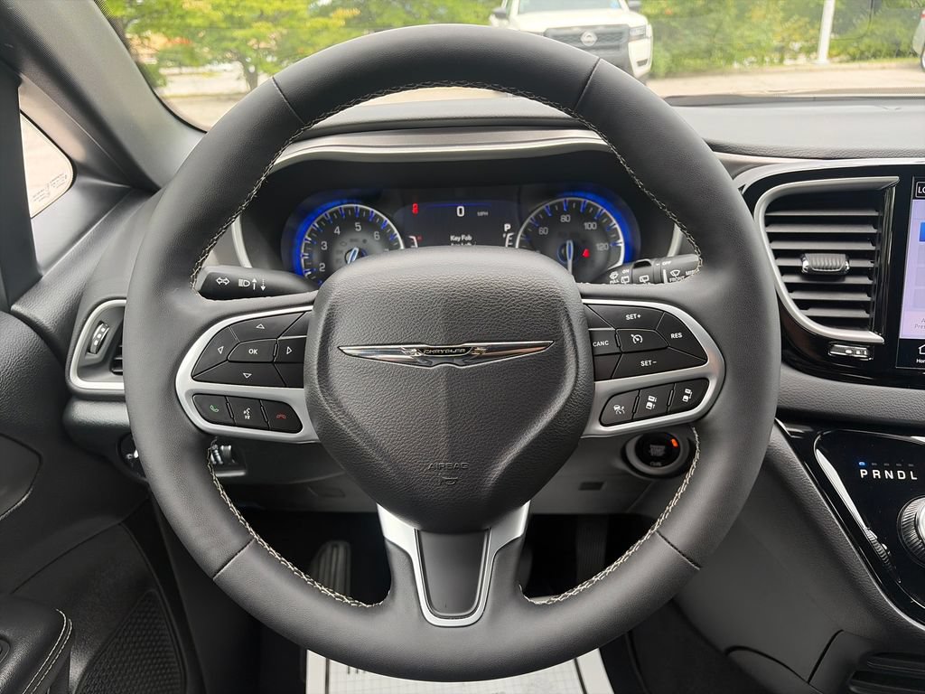 Used 2026 Chrysler Pacifica Select FWD image 15