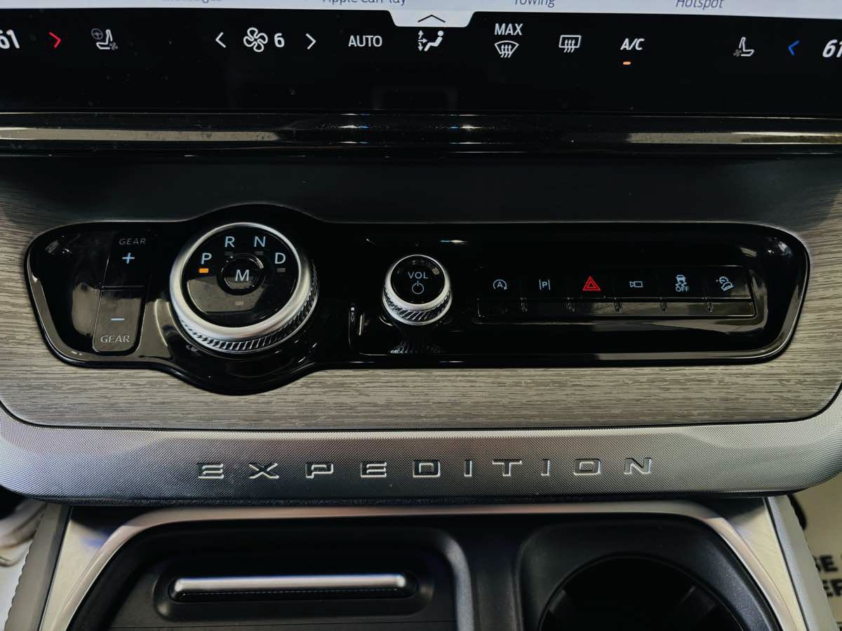 Used 2025 Ford Expedition Platinum w/ Driver's Package AWD/4WD image 54