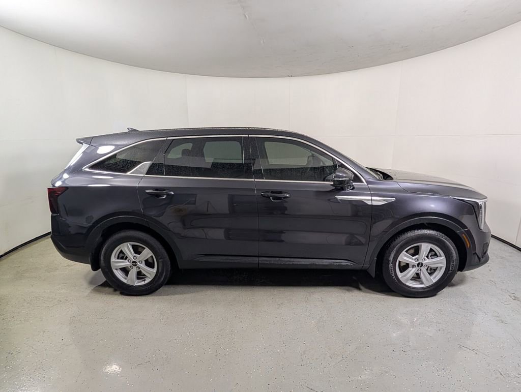 Used 2025 Kia Sorento LX image 8