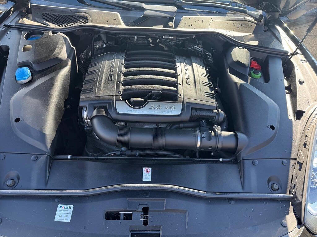 Used 2017 Porsche Cayenne Platinum Edition w/ Premium Package (PJV) AWD/4WD image 12