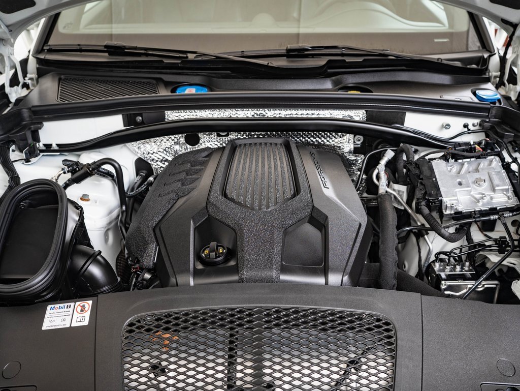 Certified 2024 Porsche Macan image 37