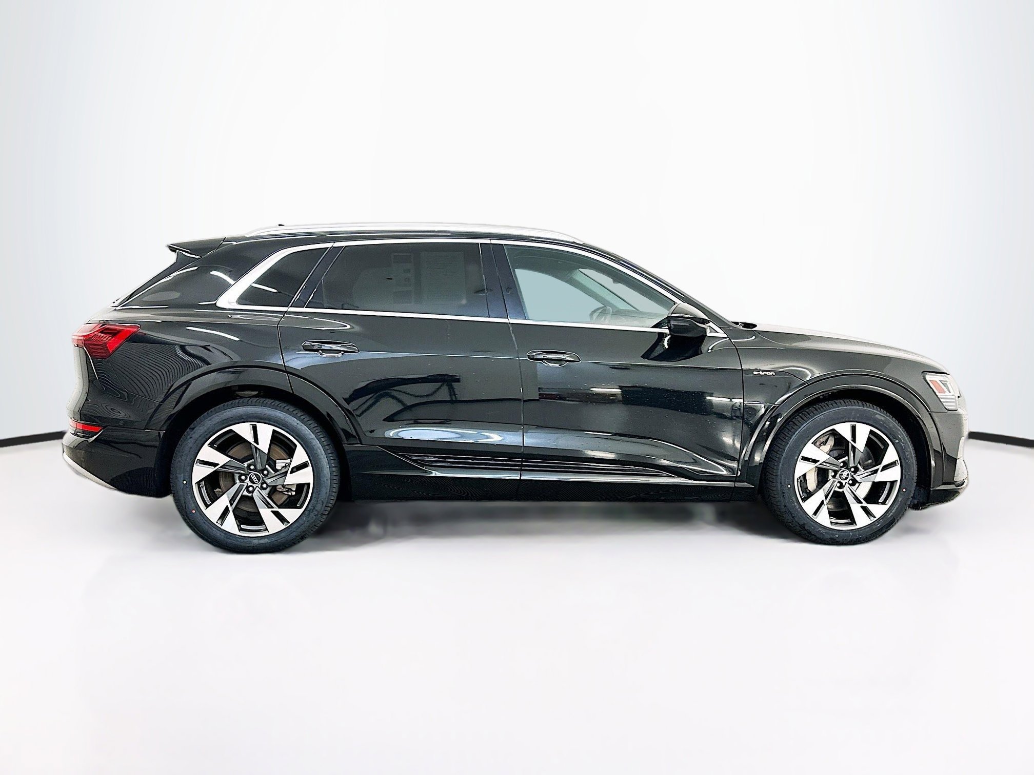 Used 2022 Audi e-tron Premium image 10