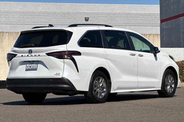 Certified 2023 Toyota Sienna XLE FWD image 2