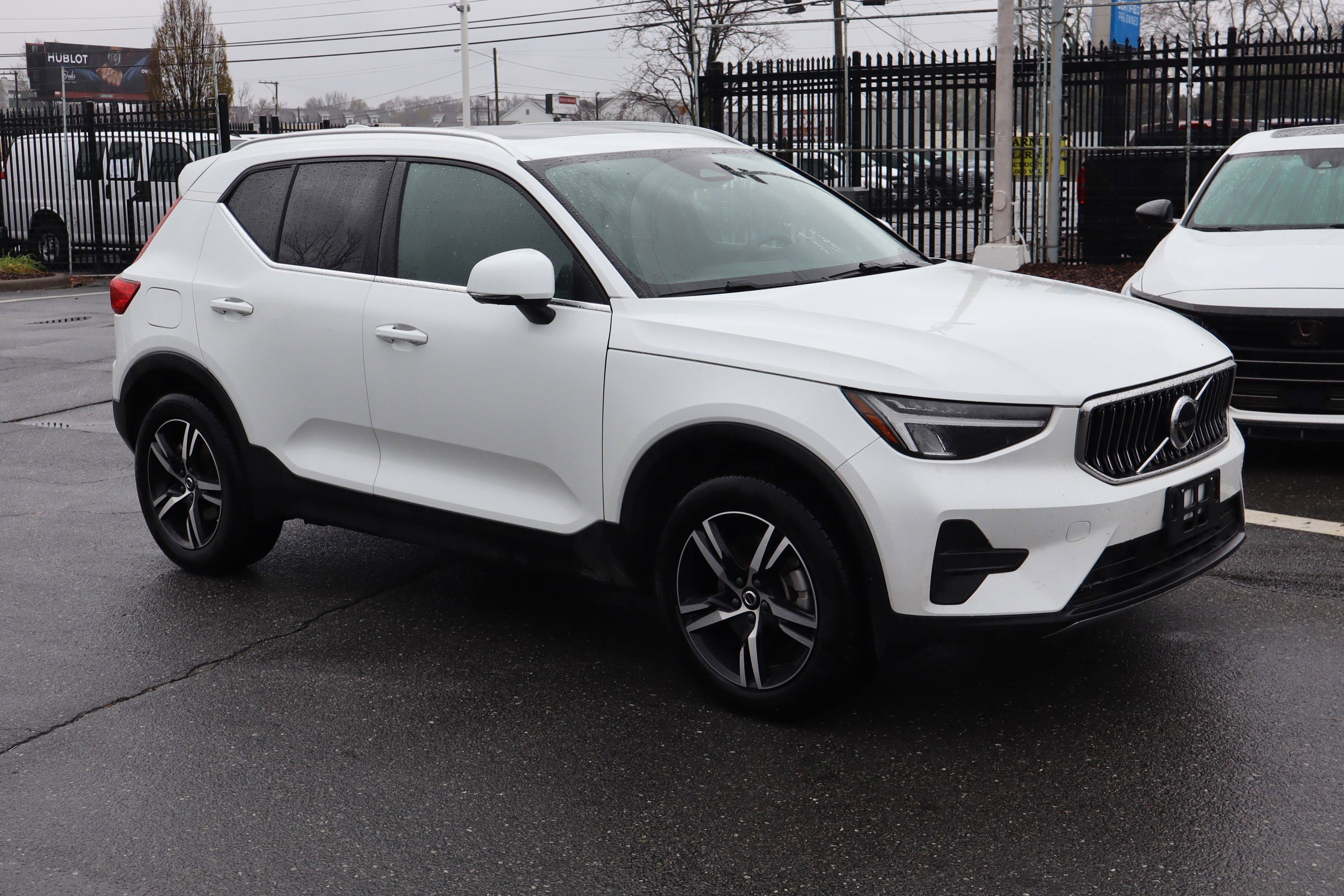 Used 2025 Volvo XC40 B5 Core image 2