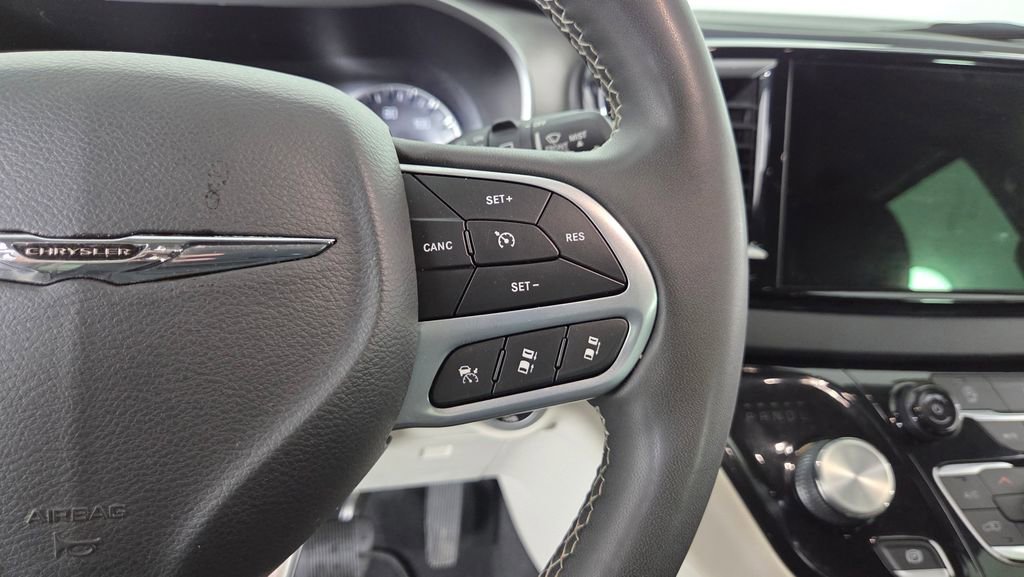 Used 2022 Chrysler Pacifica Touring-L image 19