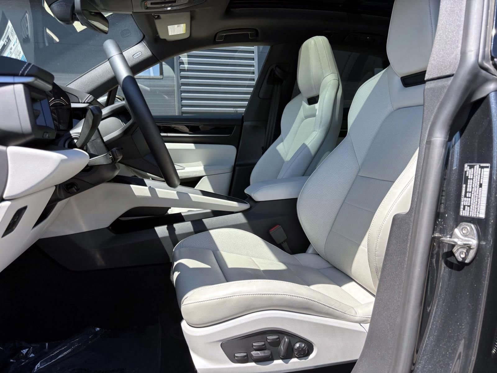 Certified 2025 Porsche Macan 4 Electric AWD/4WD image 5