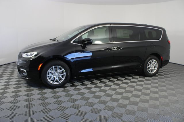 New 2026 Chrysler Pacifica Select image 2