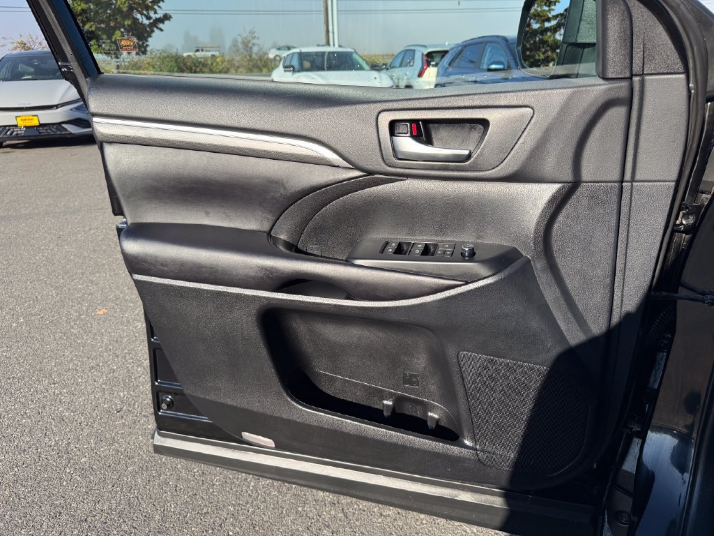 Used 2019 Toyota Highlander SE AWD/4WD image 22