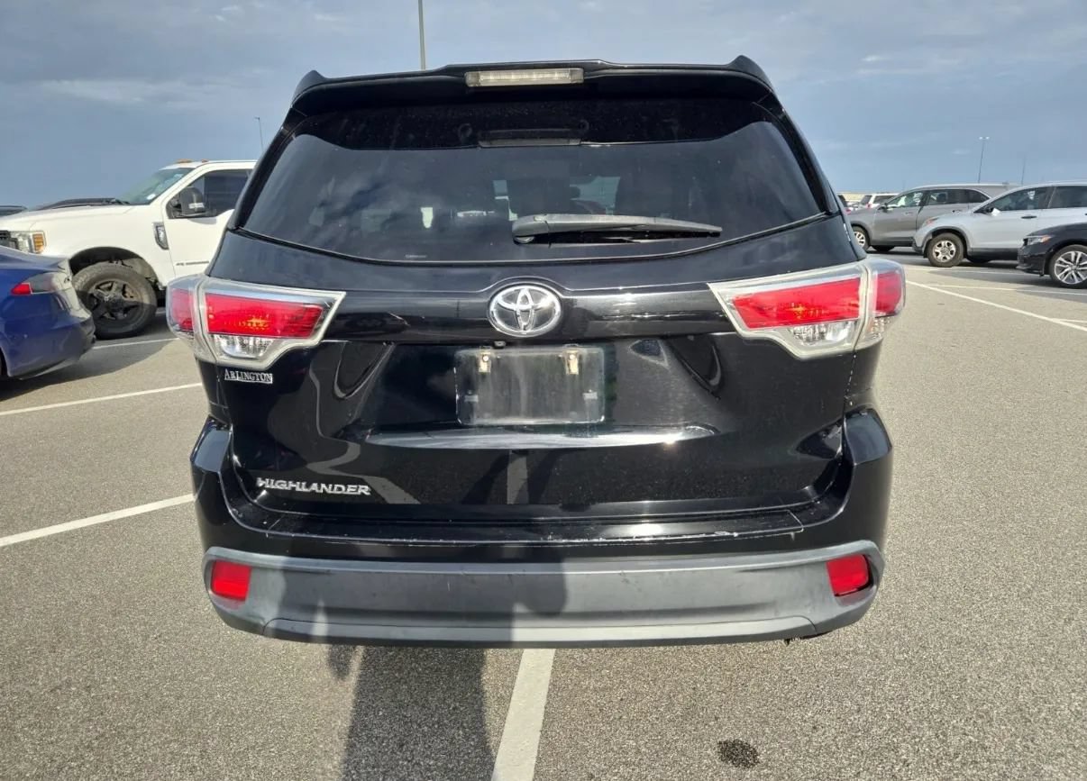 Used 2016 Toyota Highlander LE FWD image 4