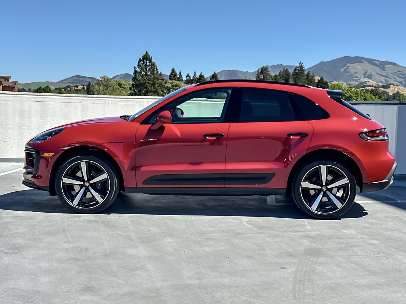 Certified 2025 Porsche Macan image 2
