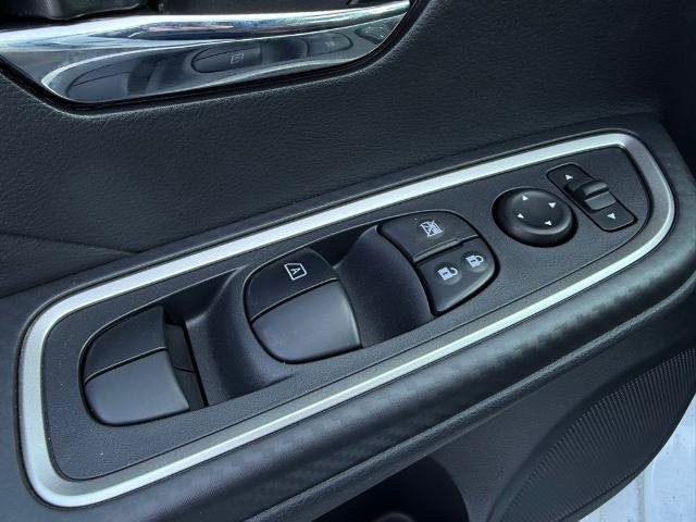 New 2025 Nissan Versa SR w/ Trunk Package FWD image 20