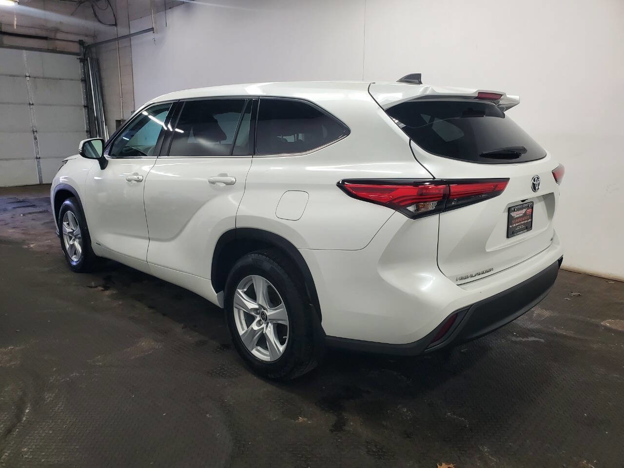 Used 2022 Toyota Highlander LE image 5