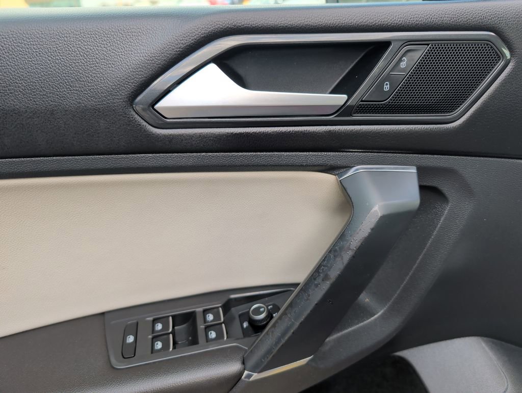 Used 2018 Volkswagen Tiguan SE w/ Panoramic Sunroof Package image 10