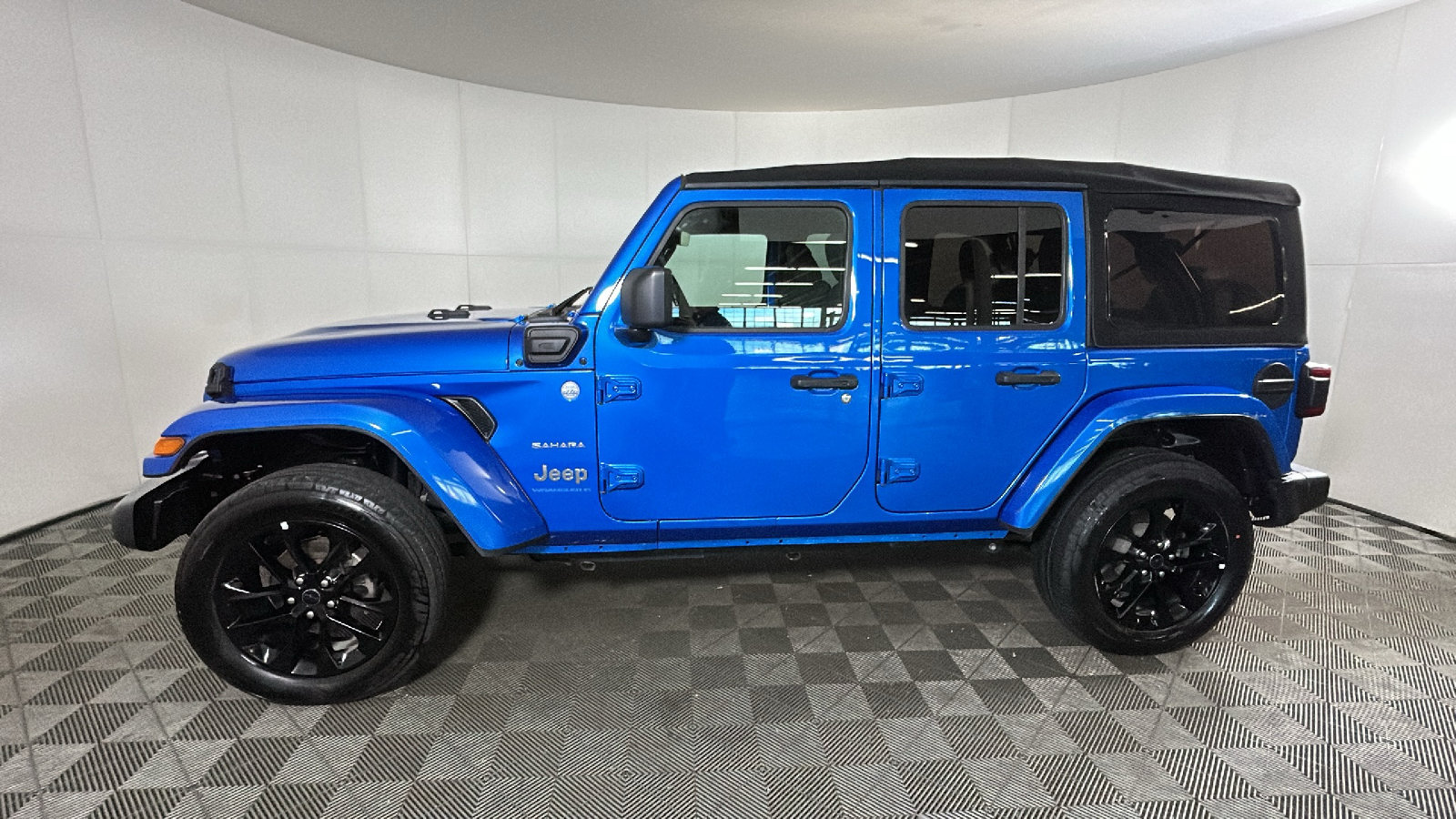 Used 2024 Jeep Wrangler Unlimited Sahara w/ Technology Group AWD/4WD image 7