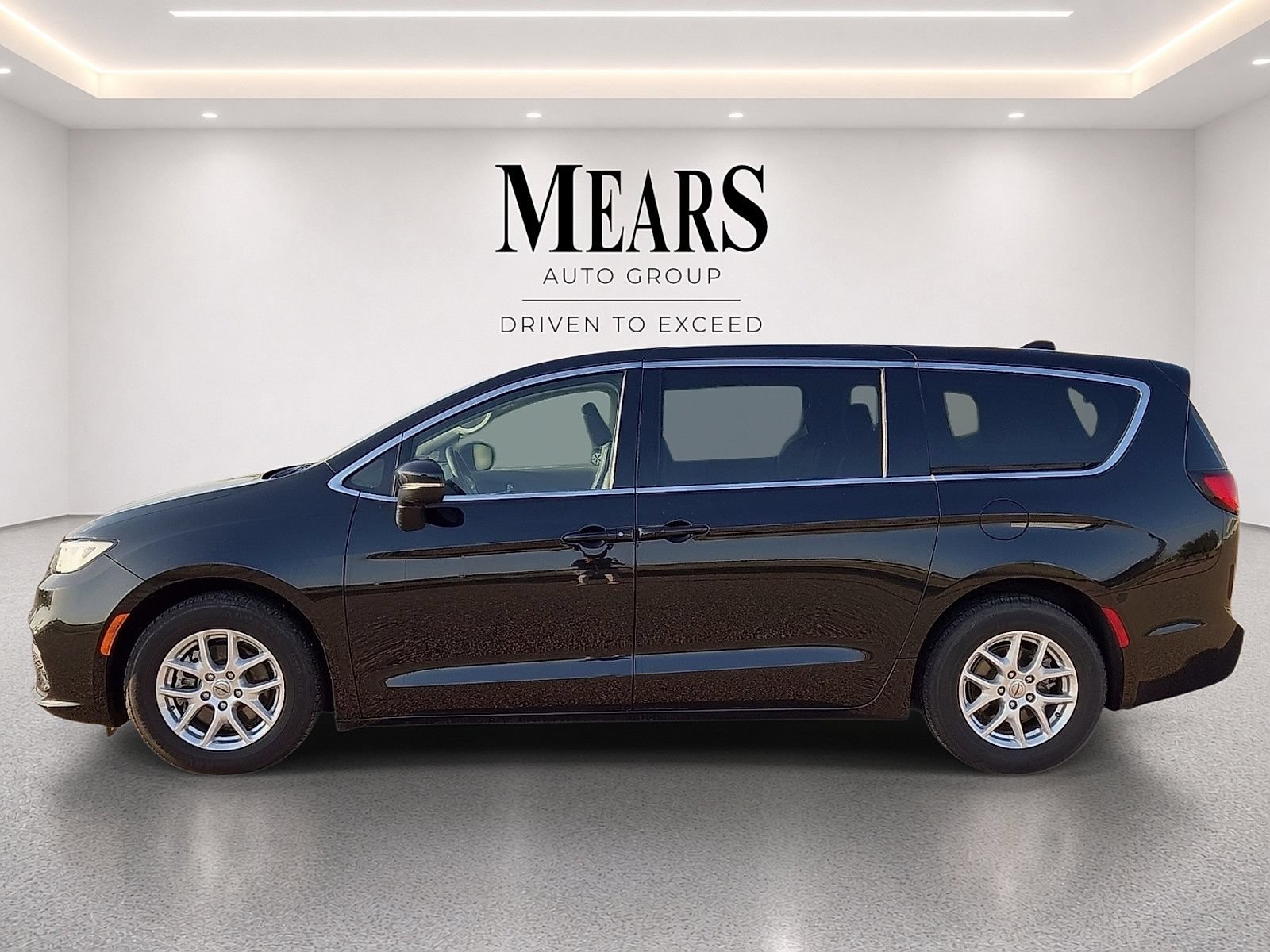 Used 2023 Chrysler Pacifica Touring-L FWD image 2