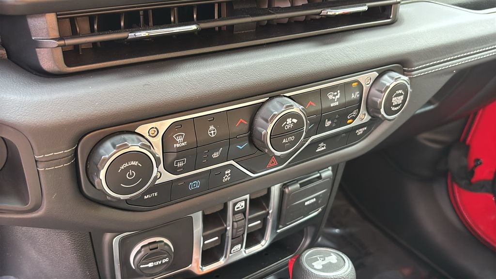Used 2025 Jeep Wrangler Unlimited Sahara AWD/4WD image 22