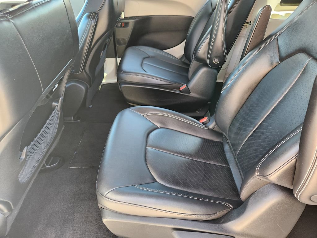 Used 2024 Chrysler Pacifica Select image 17