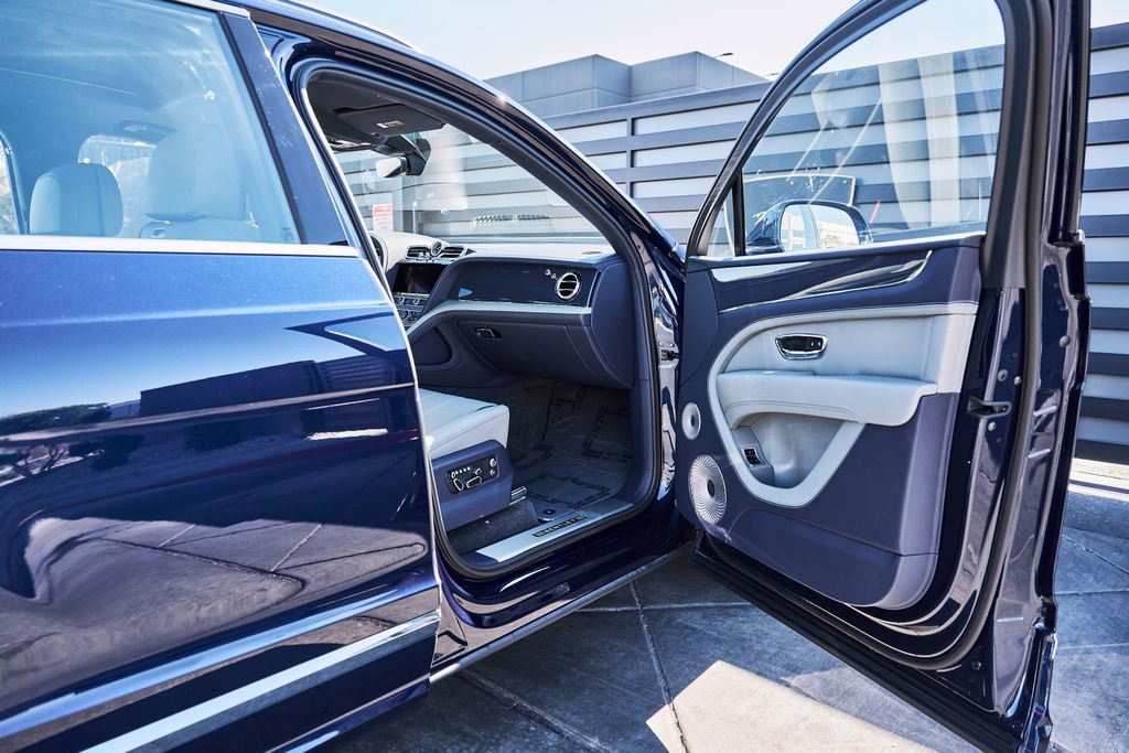 Used 2025 Bentley Bentayga Extended Wheelbase AWD/4WD image 22
