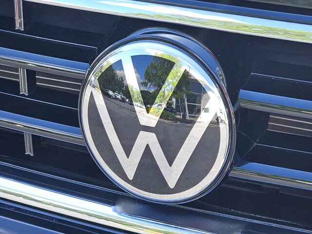 Certified 2023 Volkswagen Tiguan SE R-Line FWD image 32