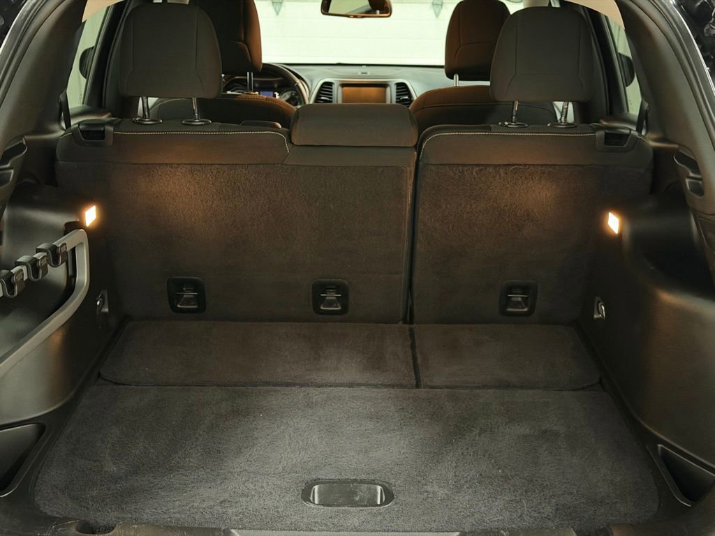 Used 2017 Jeep Cherokee Latitude w/ Cold Weather Group image 47