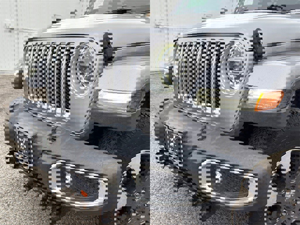 Used 2018 Jeep Wrangler Unlimited Sahara image 3