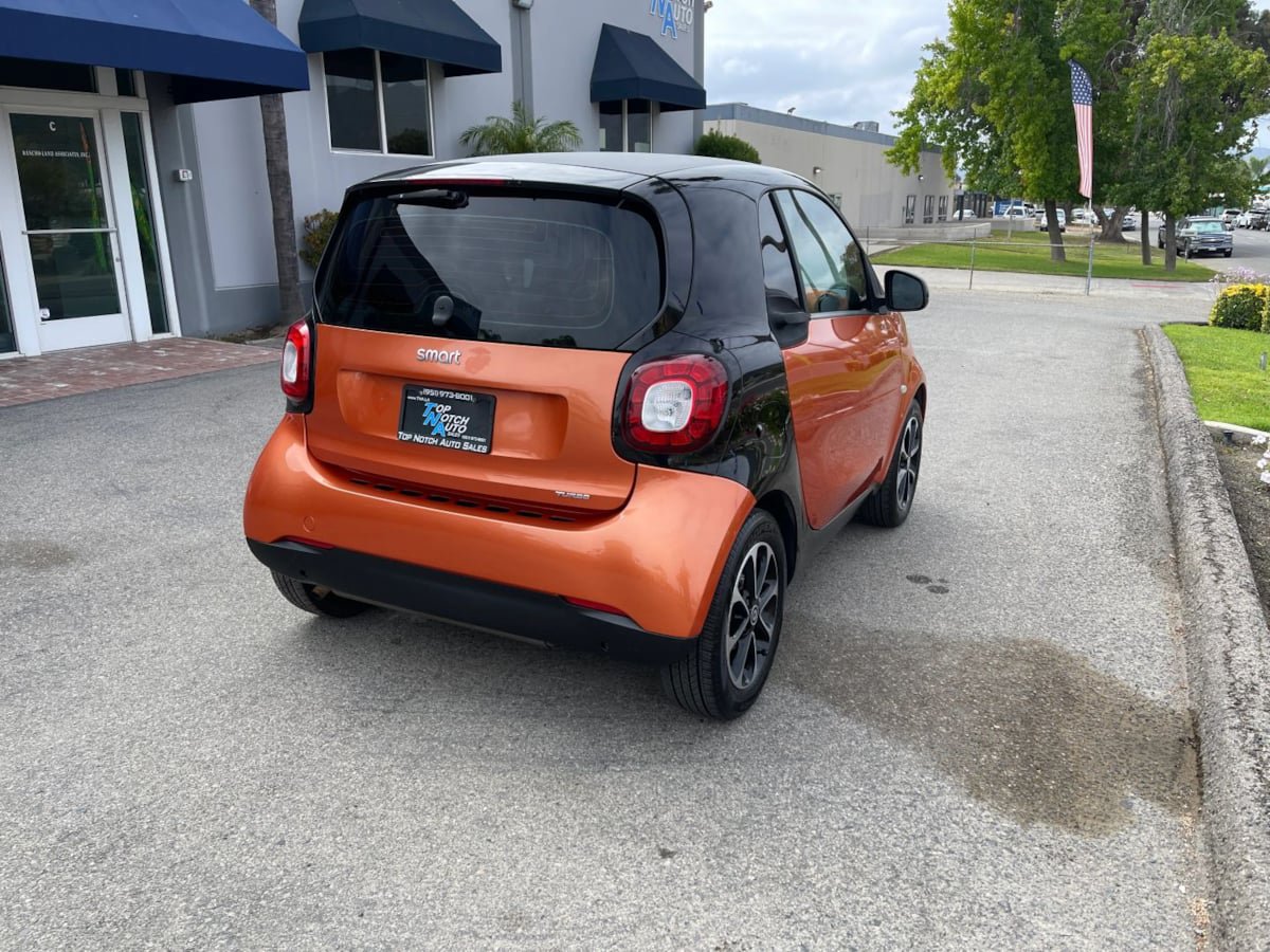Used 2016 smart fortwo pure RWD image 5
