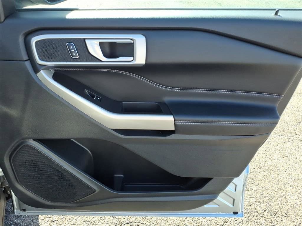 Used 2023 Ford Explorer XLT image 13
