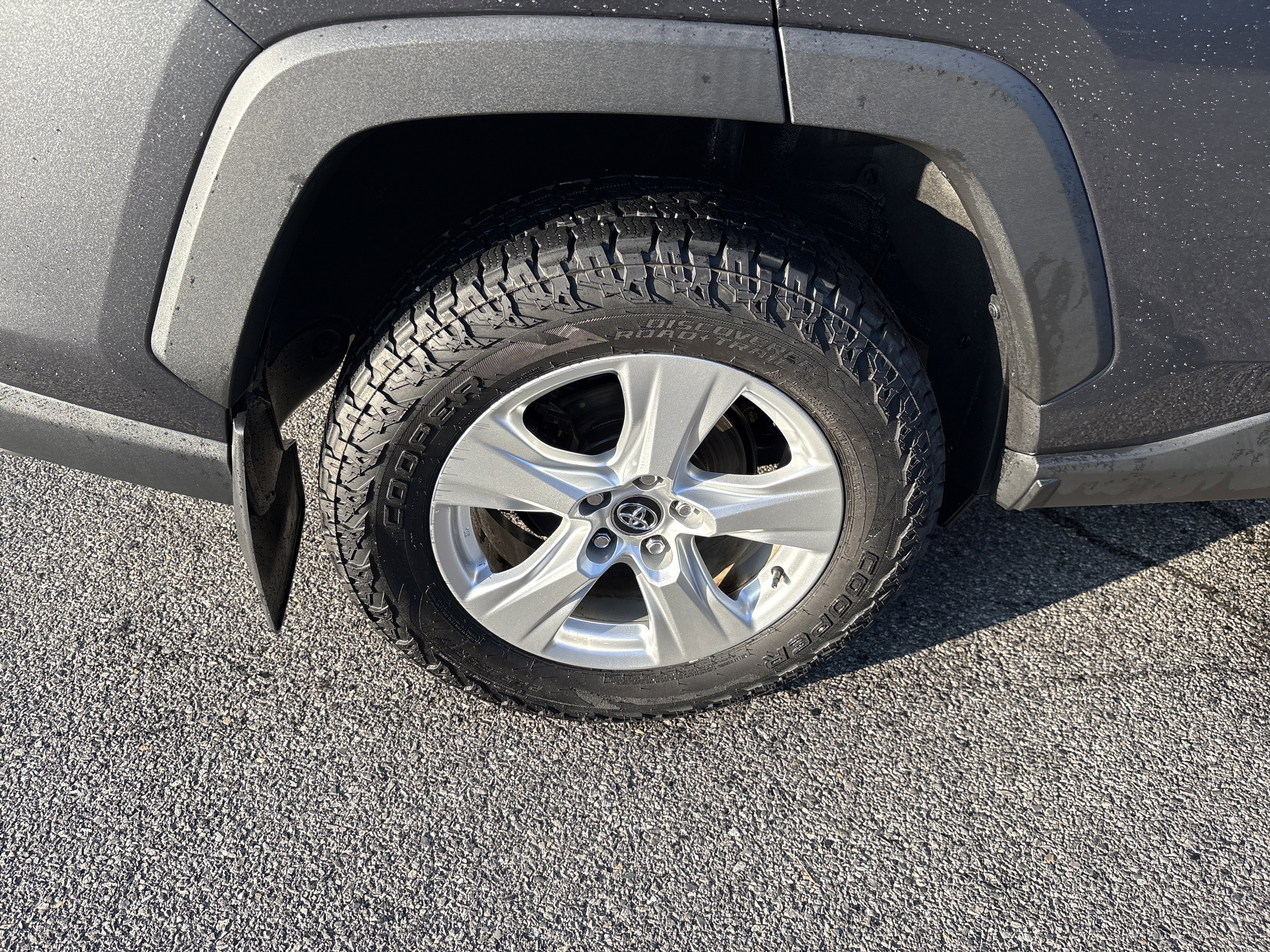 Used 2021 Toyota RAV4 XLE w/ Carpet Mat Package (TMS) image 7