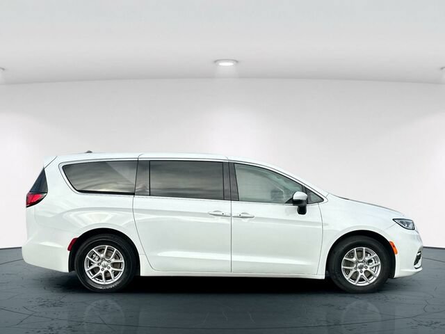 Used 2023 Chrysler Pacifica Touring-L FWD image 7