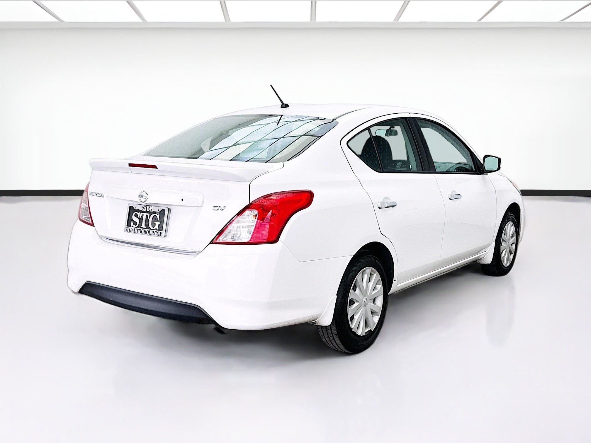 Used 2018 Nissan Versa SV FWD image 4