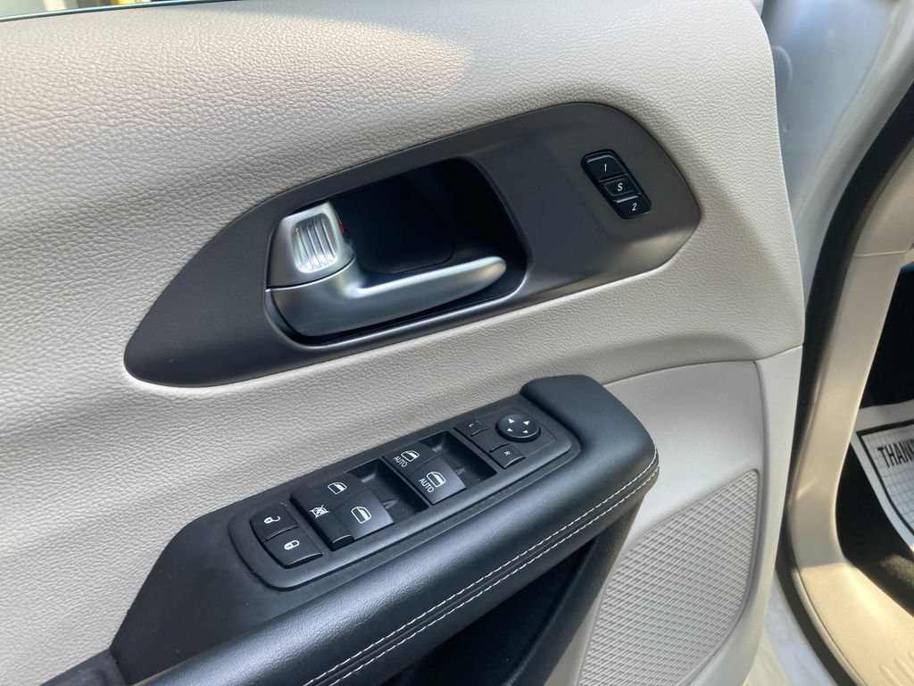 Used 2023 Chrysler Pacifica Touring-L FWD image 14