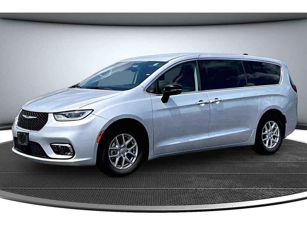 Used 2024 Chrysler Pacifica Touring-L FWD image 14