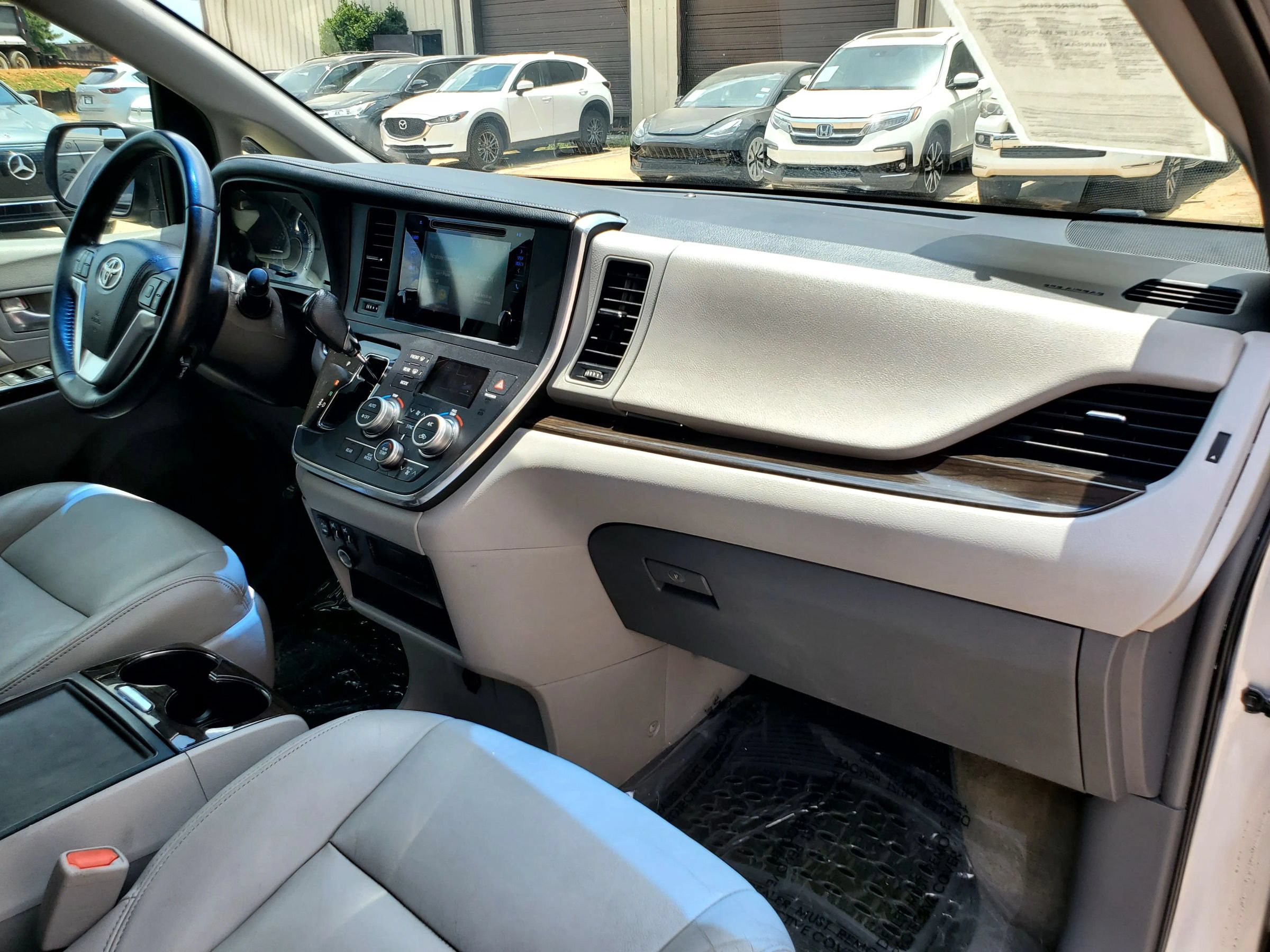 Used 2015 Toyota Sienna XLE FWD image 25