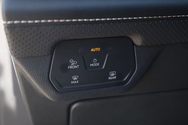 Used 2025 Volkswagen Atlas Cross Sport SE image 9