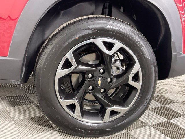 Used 2025 Chevrolet Trax LT FWD image 9