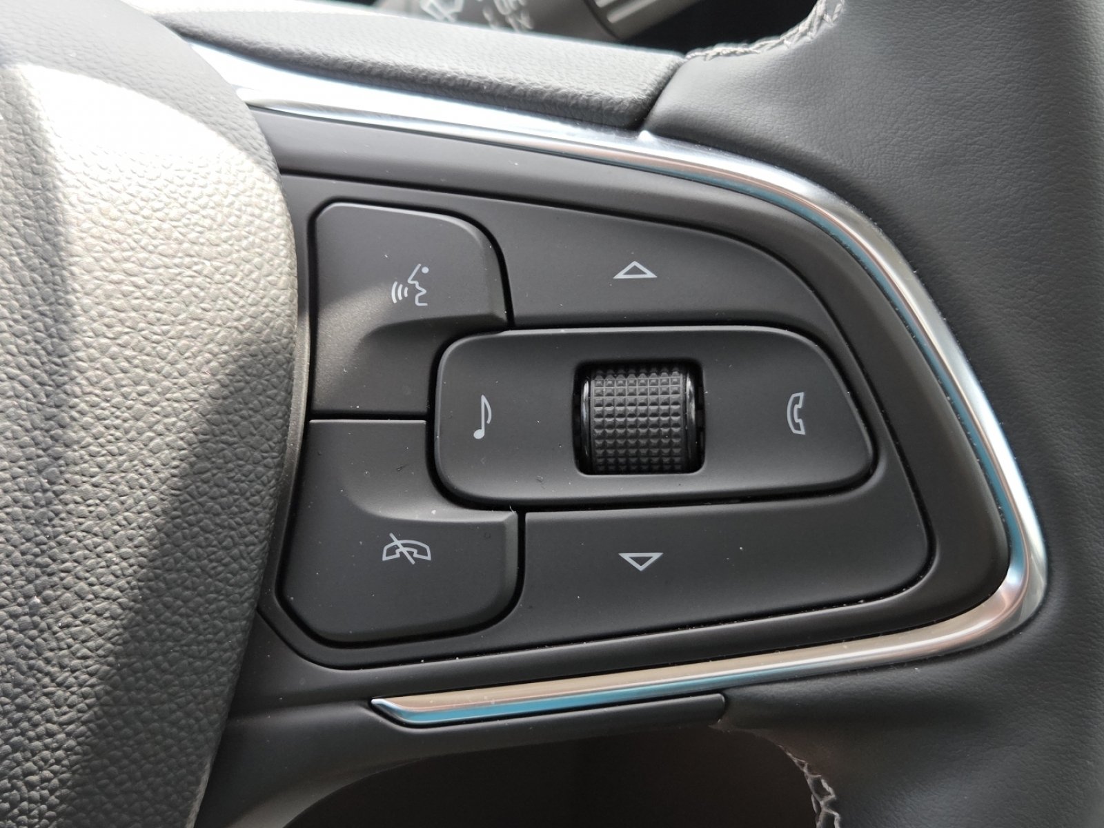 Used 2024 Buick Encore GX Avenir w/ Avenir Technology Package AWD/4WD image 12