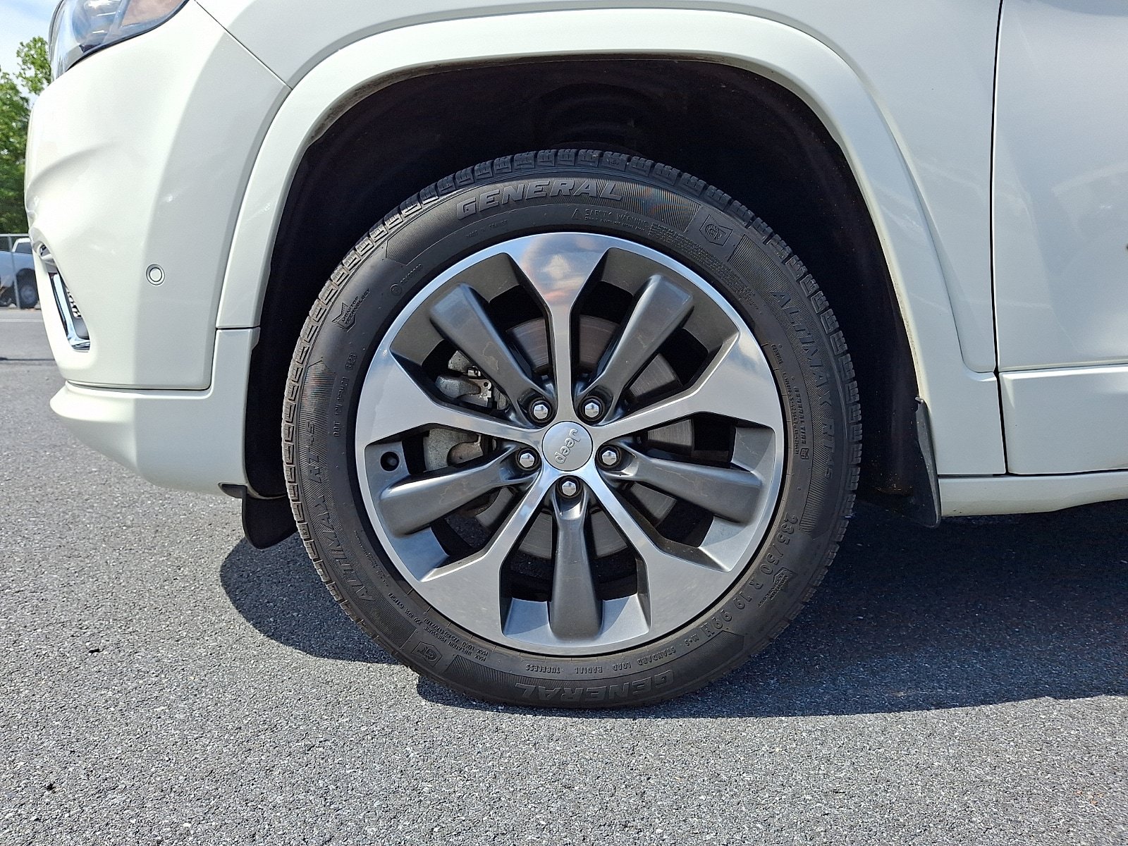 Used 2019 Jeep Cherokee Overland w/ Technology Group AWD/4WD image 10