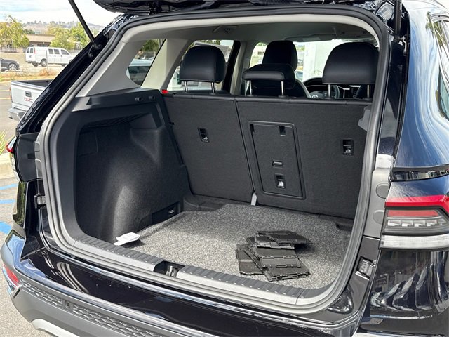 Used 2025 Volkswagen Taos SE image 13