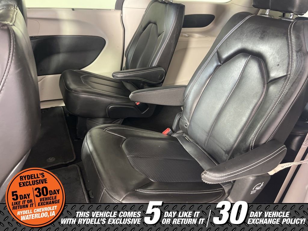 Used 2023 Chrysler Pacifica Touring-L image 22