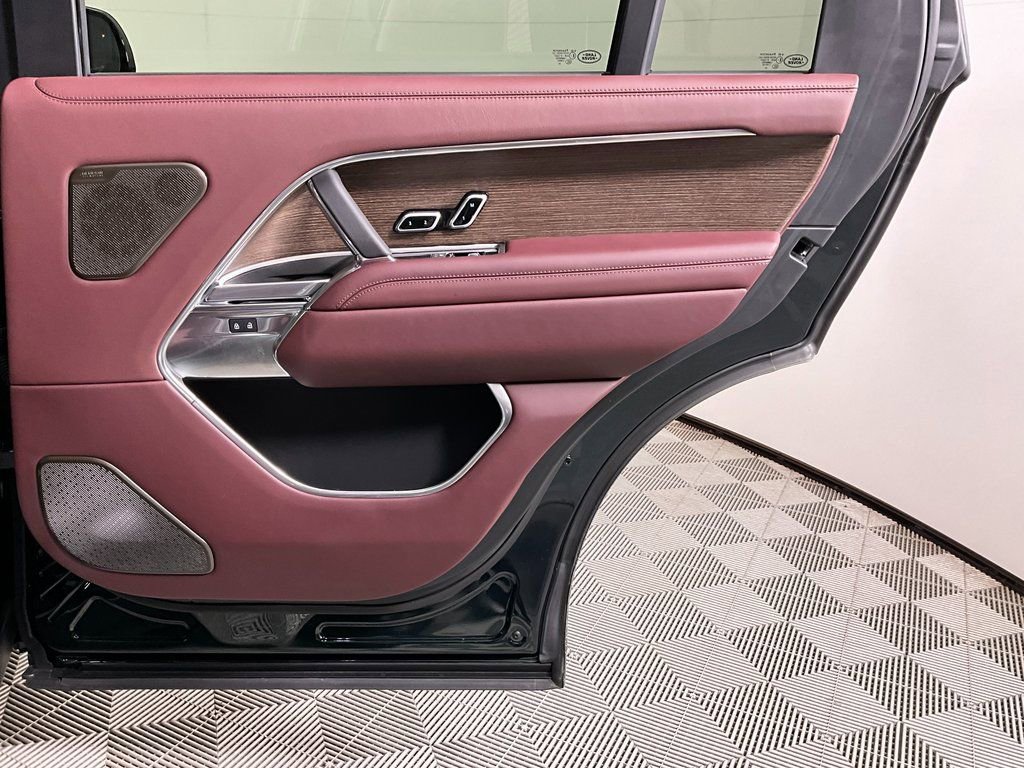 Used 2025 Land Rover Range Rover Long Wheelbase Autobiography image 24