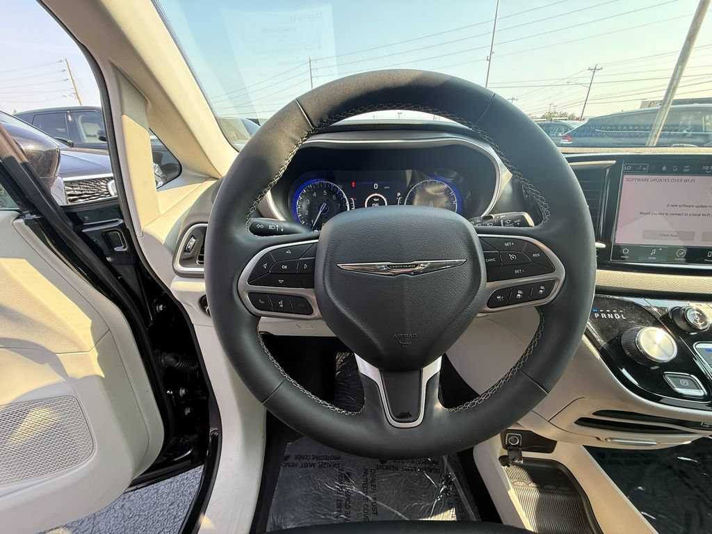 Used 2024 Chrysler Pacifica Touring-L FWD image 16