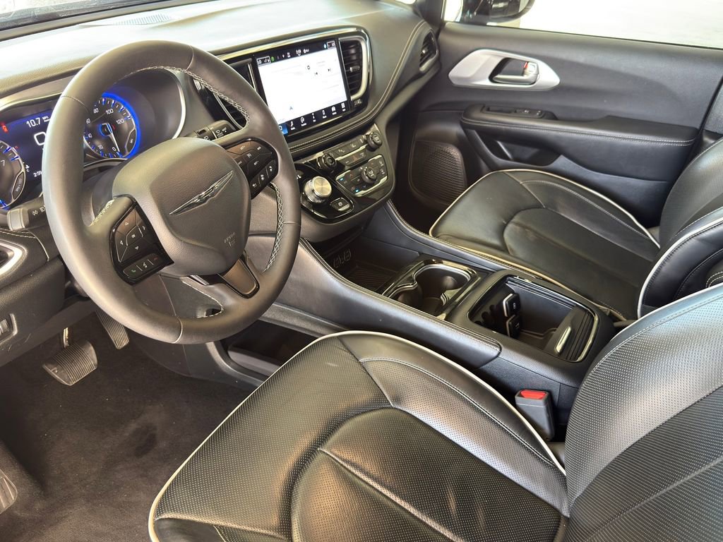 Used 2025 Chrysler Pacifica Limited image 11